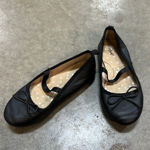 Girls black slip on cat and jack ballet type shoe size 11